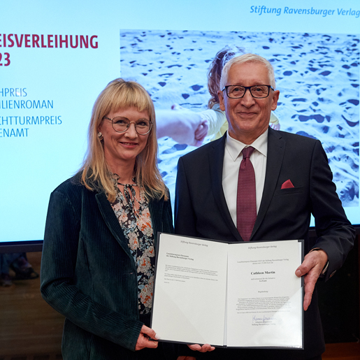 Cathleen Martin und Johannes Hauenstein bei der Übergabe der Urkunde des Leuchtturmpreises Ehrenamt 2023